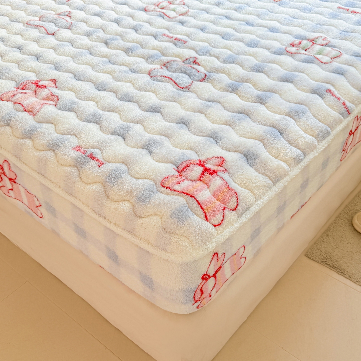 91家纺网 家纺一手货源 找家纺 LIFE.丽芙 2025秋冬新款北极绒加厚夹棉单床笠款床垫子保护套牛奶绒保暖床罩子三件套 意趣-蓝