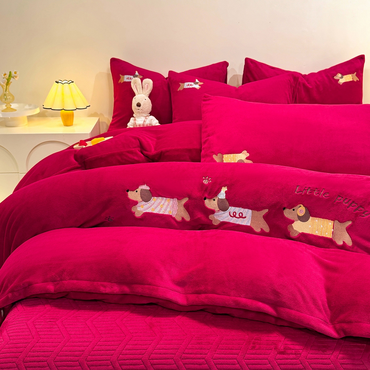 91家纺网 家纺一手货源 找家纺 新方向 2025新款全消光A类刺绣牛奶绒四件套-腊肠狗 腊肠狗-洋酒红