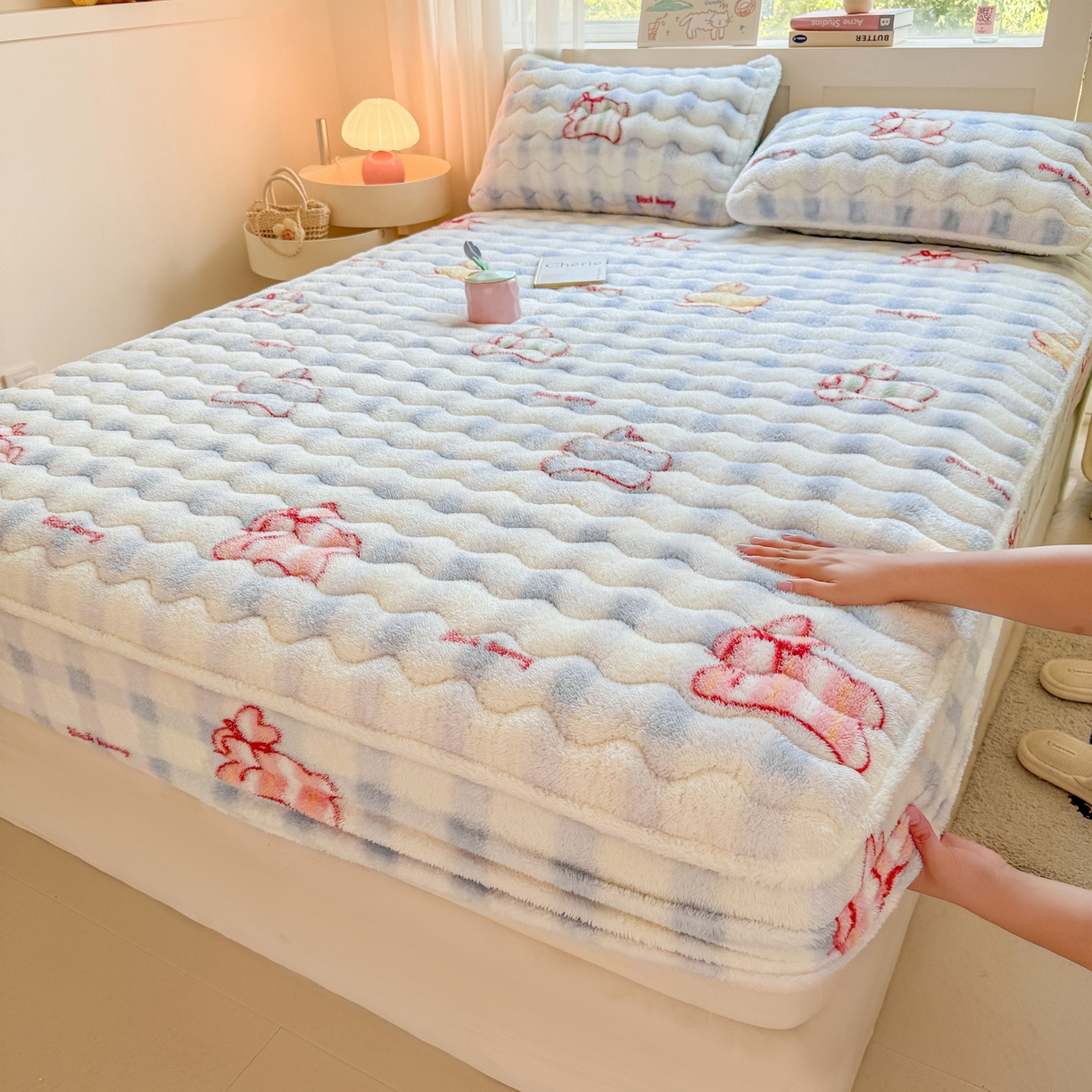 91家纺网 家纺一手货源 找家纺 LIFE.丽芙 2025秋冬新款北极绒加厚夹棉单床笠款床垫子保护套牛奶绒保暖床罩子三件套 意趣-蓝