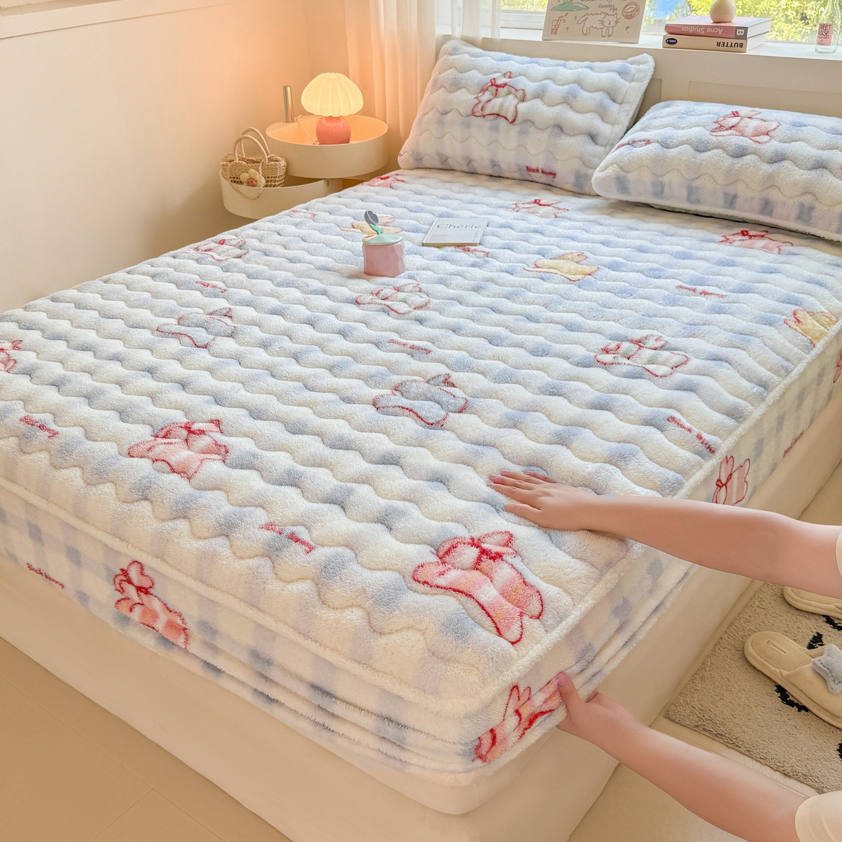 91家纺网 家纺一手货源 找家纺 LIFE.丽芙 2025秋冬新款北极绒加厚夹棉单床笠款床垫子保护套牛奶绒保暖床罩子三件套 意趣-蓝