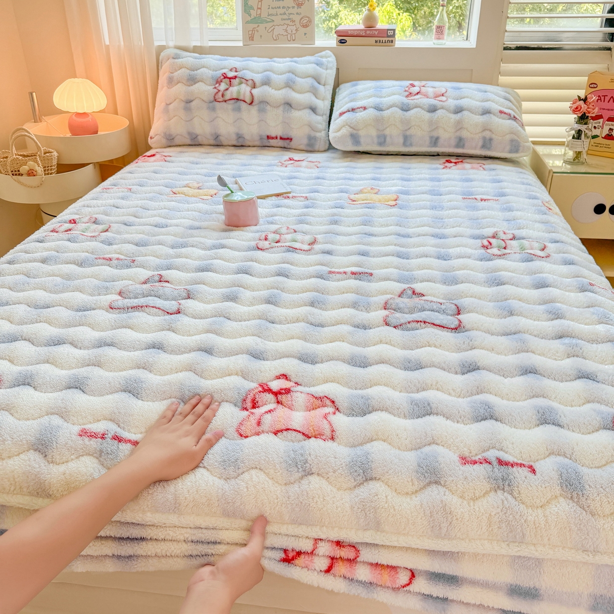 91家纺网 家纺一手货源 找家纺 LIFE.丽芙 2025秋冬新款北极绒加厚夹棉单床笠款床垫子保护套牛奶绒保暖床罩子三件套 意趣-蓝