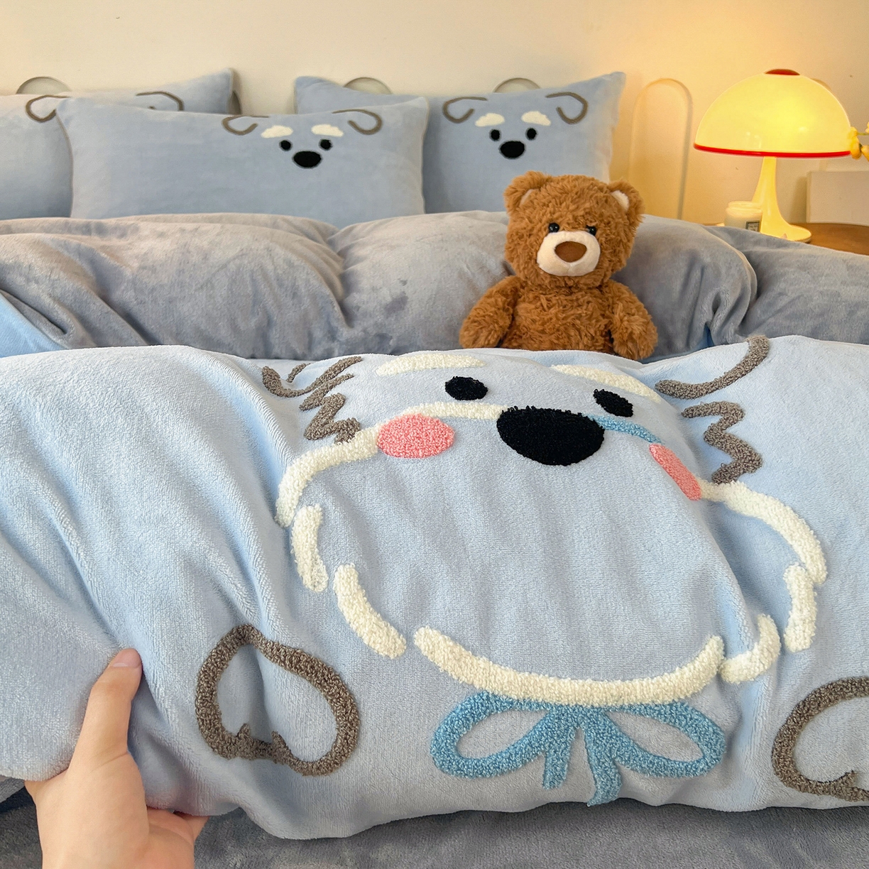 91家纺网 家纺一手货源 找家纺 （总）义博家纺 2025新款高克重牛奶绒大版卡通毛巾绣床单床笠四件套