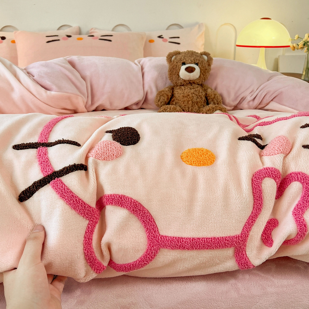 91家纺网 家纺一手货源 找家纺 （总）义博家纺 2025新款高克重牛奶绒大版卡通毛巾绣床单床笠四件套