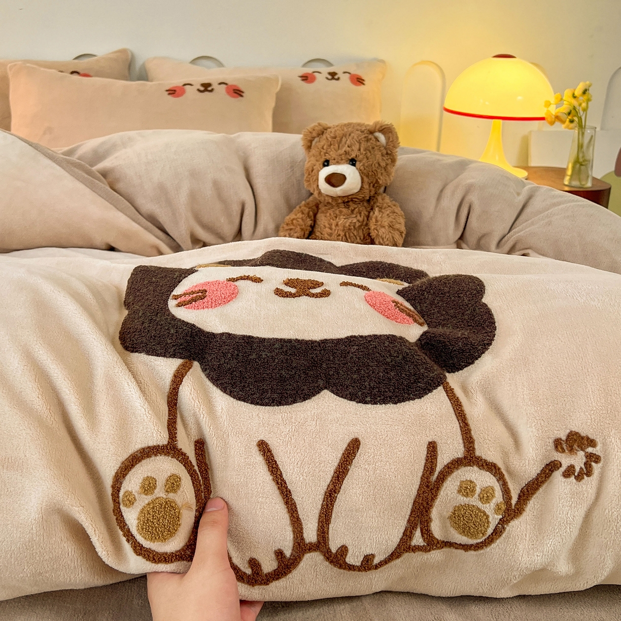 91家纺网 家纺一手货源 找家纺 （总）义博家纺 2025新款高克重牛奶绒大版卡通毛巾绣床单床笠四件套