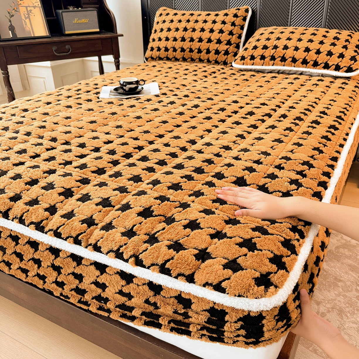 91家纺网 家纺一手货源 找家纺 LIFE.丽芙 2025秋冬新款色纱提花舒棉绒加厚夹棉单床笠款床垫子保护套保暖床罩子三件套 千鸟格-黄棕