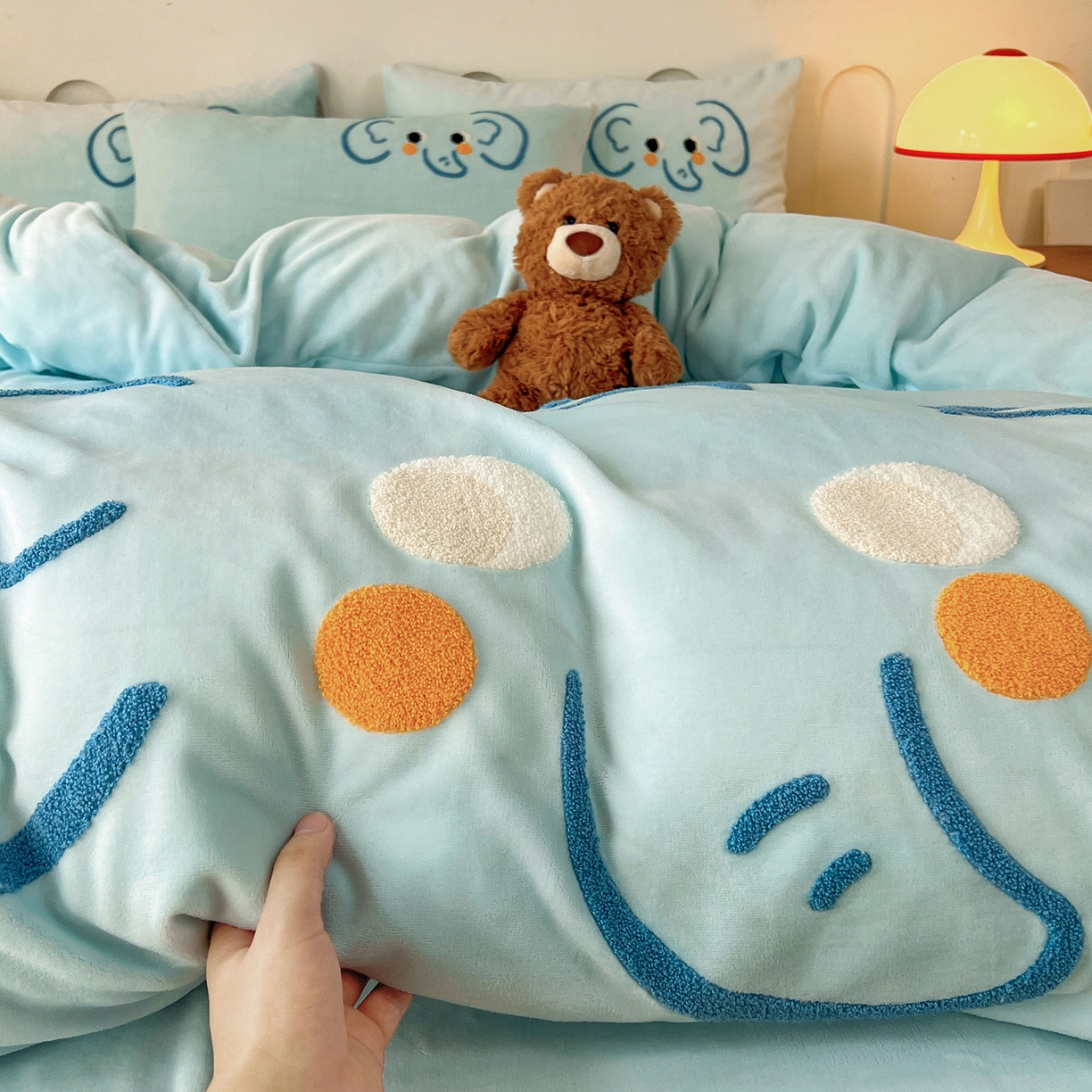 91家纺网 家纺一手货源 找家纺 （总）义博家纺 2025新款高克重牛奶绒大版卡通毛巾绣床单床笠四件套