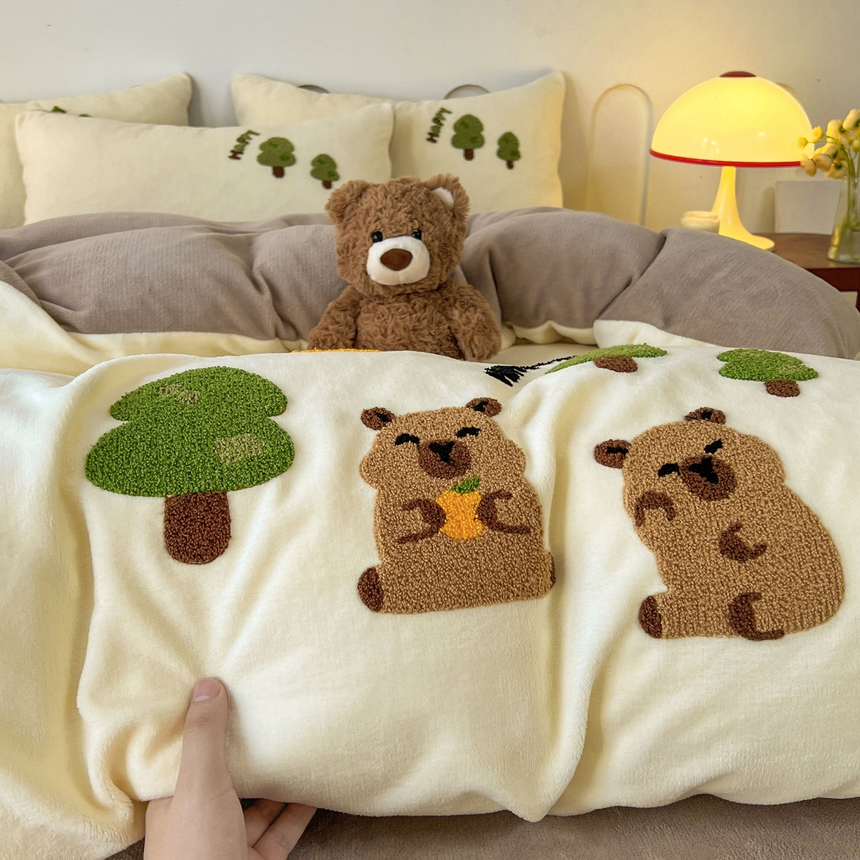 91家纺网 家纺一手货源 找家纺 （总）义博家纺 2025新款高克重牛奶绒大版卡通毛巾绣床单床笠四件套