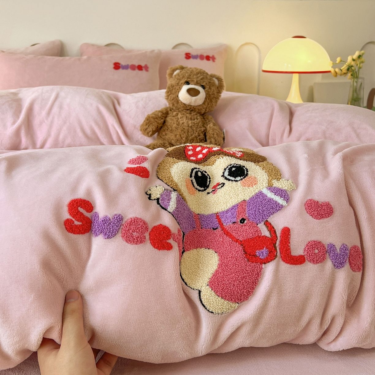 91家纺网 家纺一手货源 找家纺 （总）义博家纺 2025新款高克重牛奶绒大版卡通毛巾绣床单床笠四件套