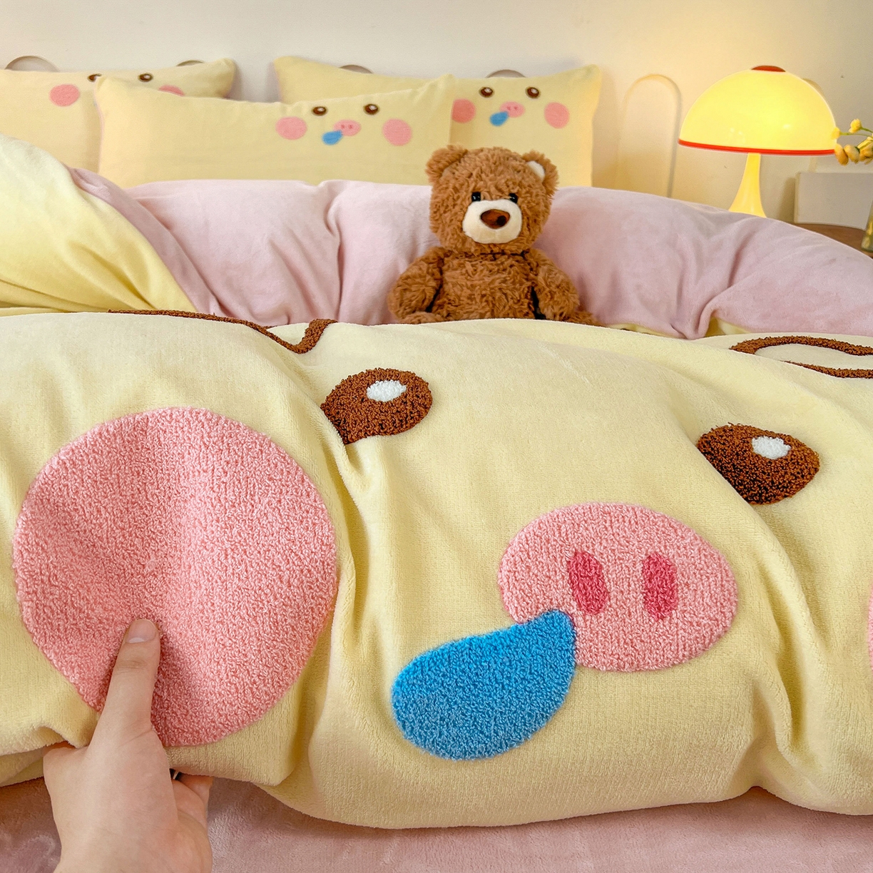 91家纺网 家纺一手货源 找家纺 （总）义博家纺 2025新款高克重牛奶绒大版卡通毛巾绣床单床笠四件套