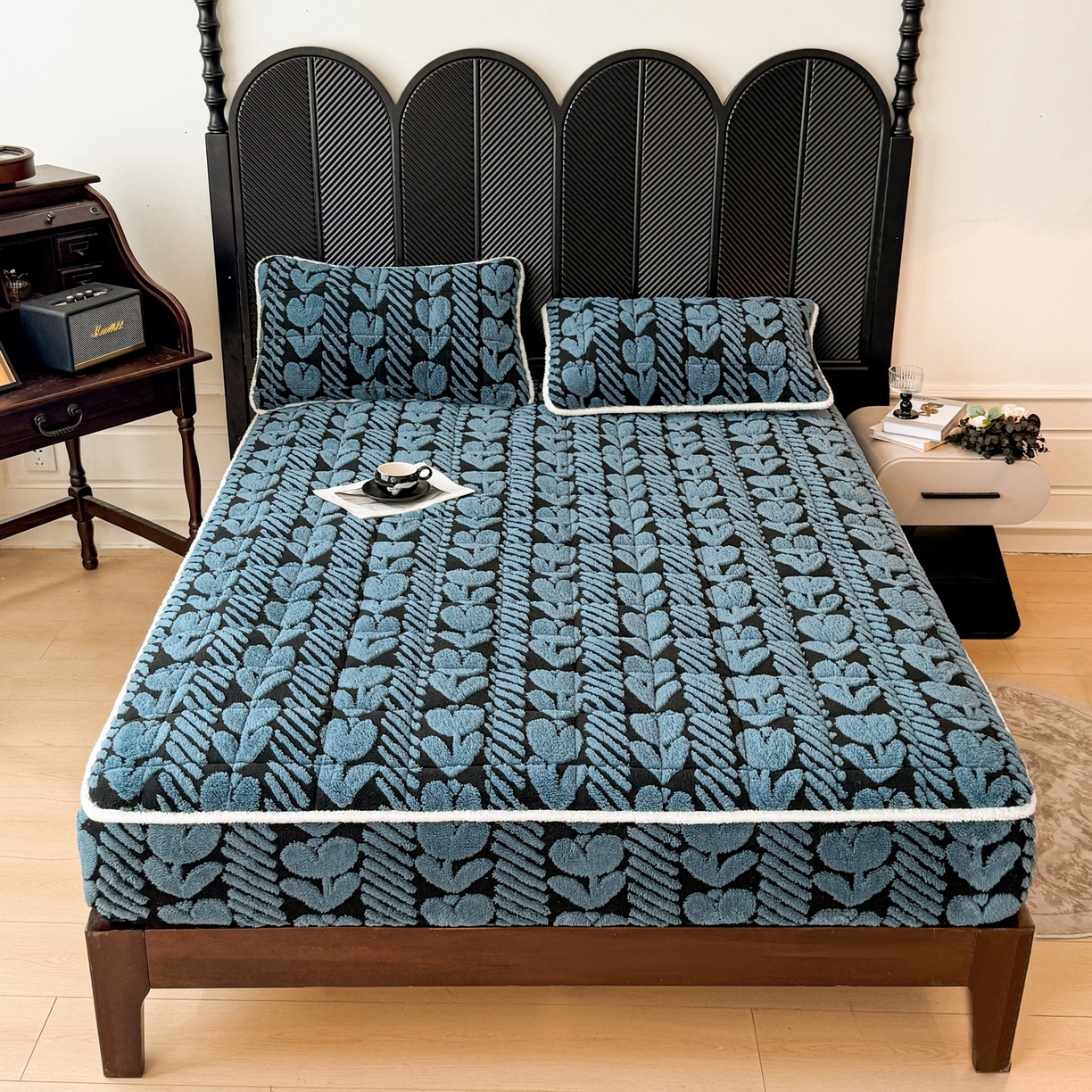 91家纺网 家纺一手货源 找家纺 LIFE.丽芙 2025秋冬新款色纱提花舒棉绒加厚夹棉单床笠款床垫子保护套保暖床罩子三件套 郁金香-蓝灰