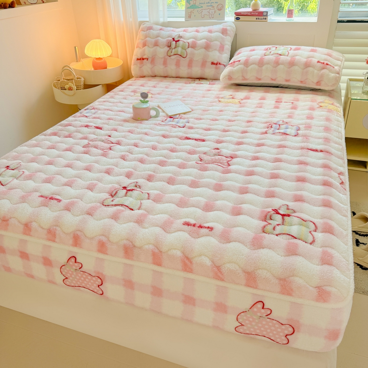 91家纺网 家纺一手货源 找家纺 LIFE.丽芙 2025秋冬新款北极绒加厚夹棉单床笠款床垫子保护套牛奶绒保暖床罩子三件套 意趣-粉