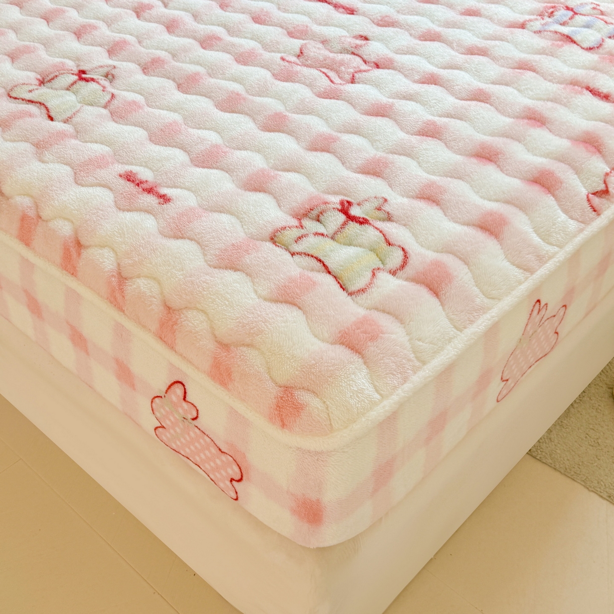 91家纺网 家纺一手货源 找家纺 LIFE.丽芙 2025秋冬新款北极绒加厚夹棉单床笠款床垫子保护套牛奶绒保暖床罩子三件套 意趣-粉