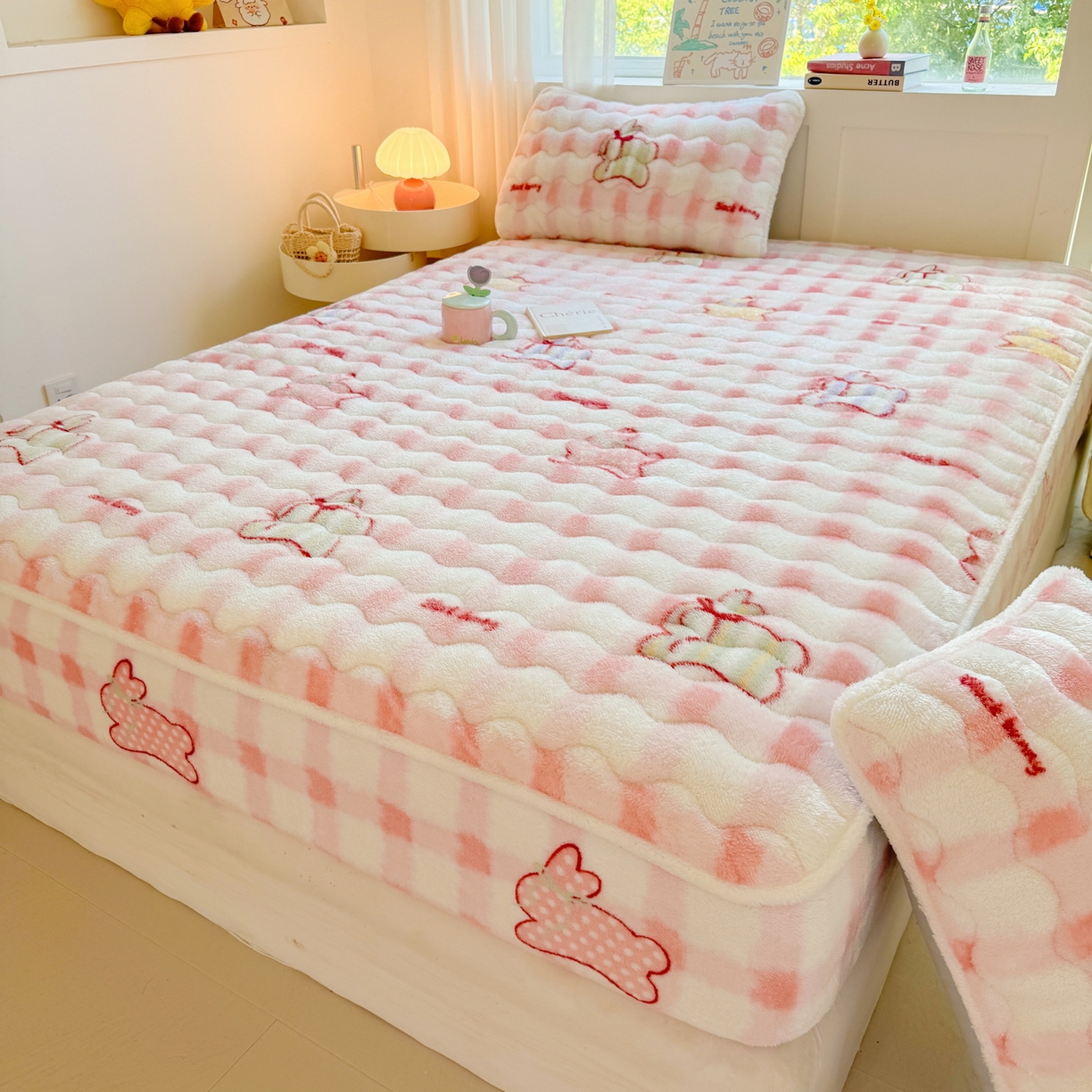 91家纺网 家纺一手货源 找家纺 LIFE.丽芙 2025秋冬新款北极绒加厚夹棉单床笠款床垫子保护套牛奶绒保暖床罩子三件套 意趣-粉