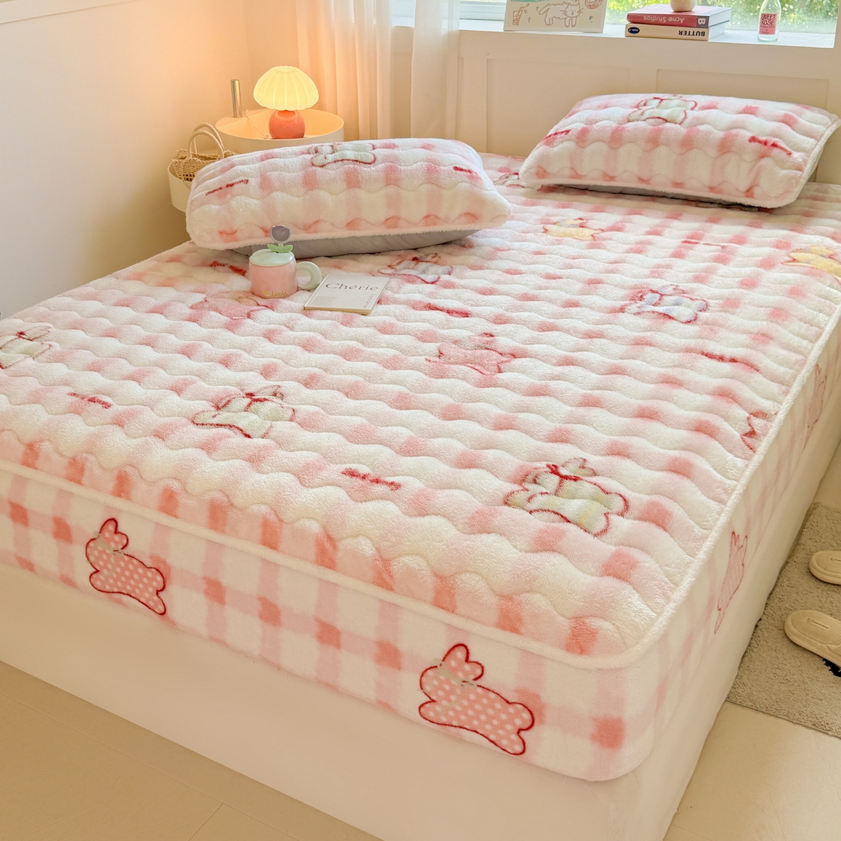 91家纺网 家纺一手货源 找家纺 LIFE.丽芙 2025秋冬新款北极绒加厚夹棉单床笠款床垫子保护套牛奶绒保暖床罩子三件套 意趣-粉