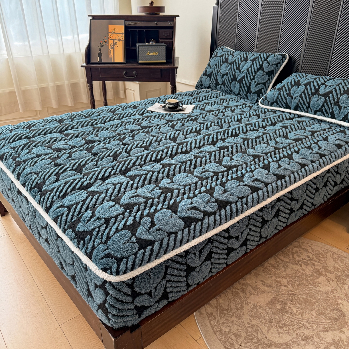 91家纺网 家纺一手货源 找家纺 LIFE.丽芙 2025秋冬新款色纱提花舒棉绒加厚夹棉单床笠款床垫子保护套保暖床罩子三件套 郁金香-蓝灰