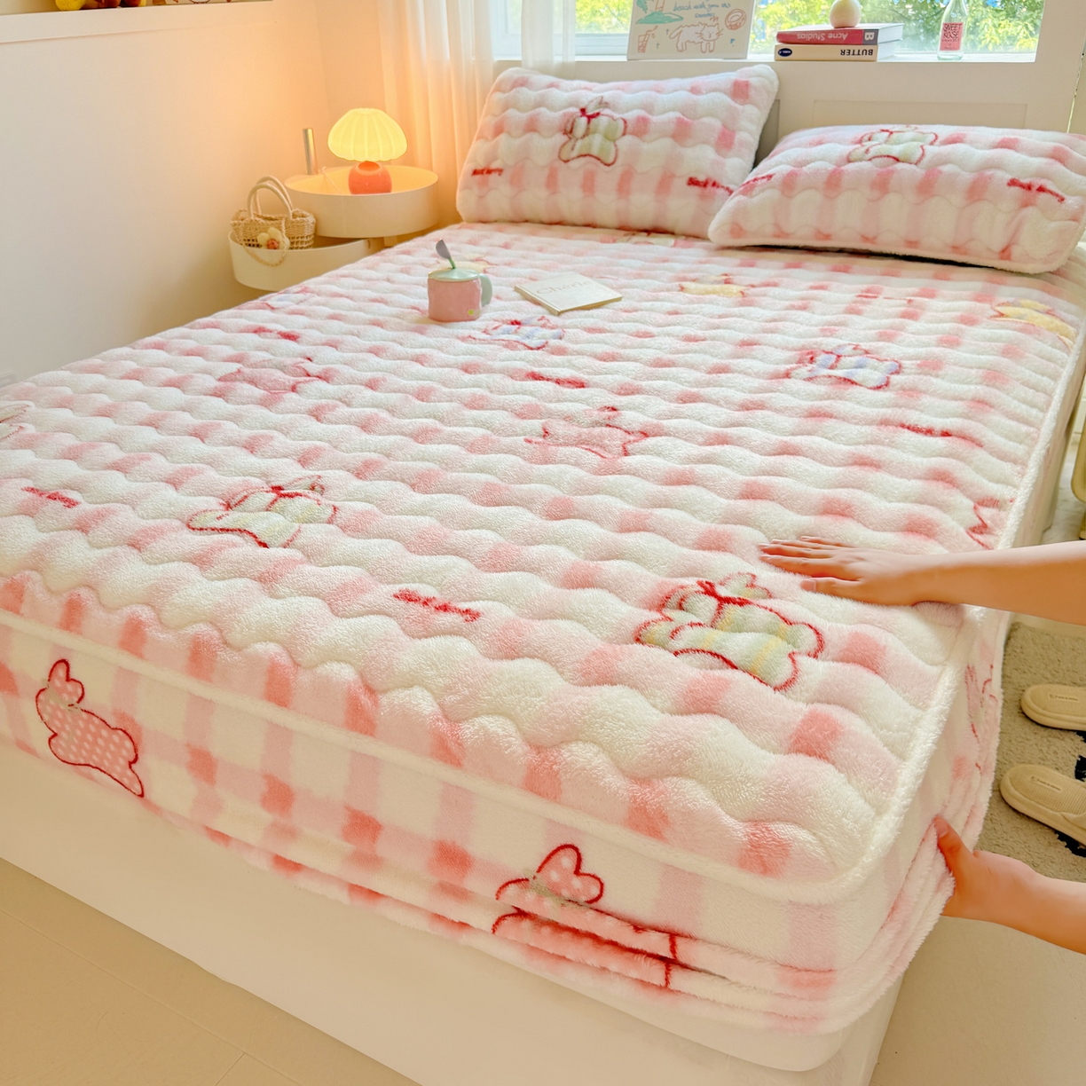 91家纺网 家纺一手货源 找家纺 LIFE.丽芙 2025秋冬新款北极绒加厚夹棉单床笠款床垫子保护套牛奶绒保暖床罩子三件套 意趣-粉