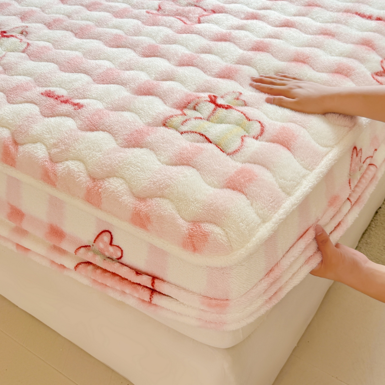 91家纺网 家纺一手货源 找家纺 LIFE.丽芙 2025秋冬新款北极绒加厚夹棉单床笠款床垫子保护套牛奶绒保暖床罩子三件套 意趣-粉