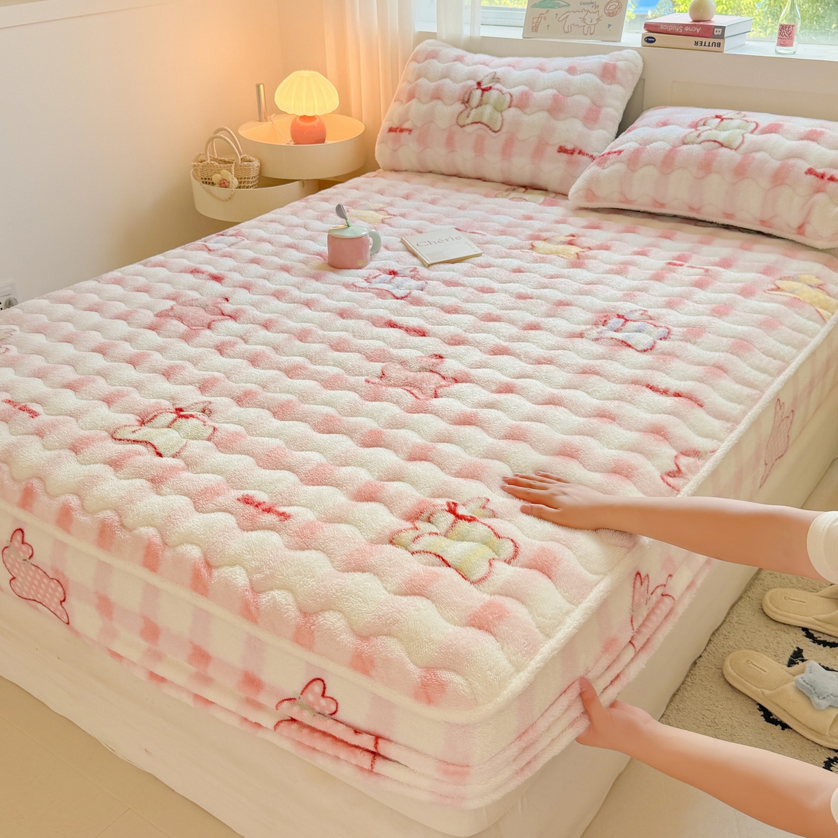 91家纺网 家纺一手货源 找家纺 LIFE.丽芙 2025秋冬新款北极绒加厚夹棉单床笠款床垫子保护套牛奶绒保暖床罩子三件套 意趣-粉