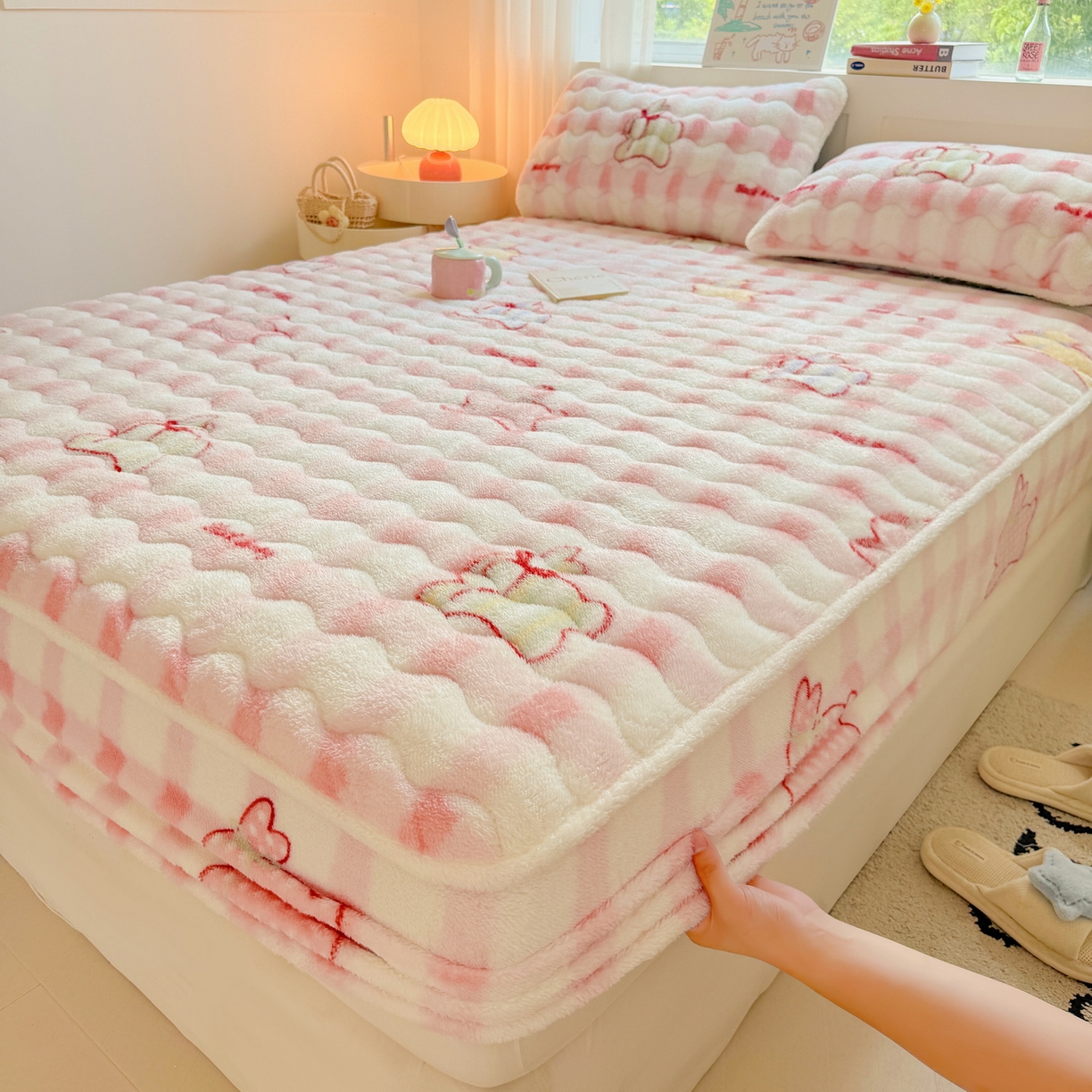 91家纺网 家纺一手货源 找家纺 LIFE.丽芙 2025秋冬新款北极绒加厚夹棉单床笠款床垫子保护套牛奶绒保暖床罩子三件套 意趣-粉