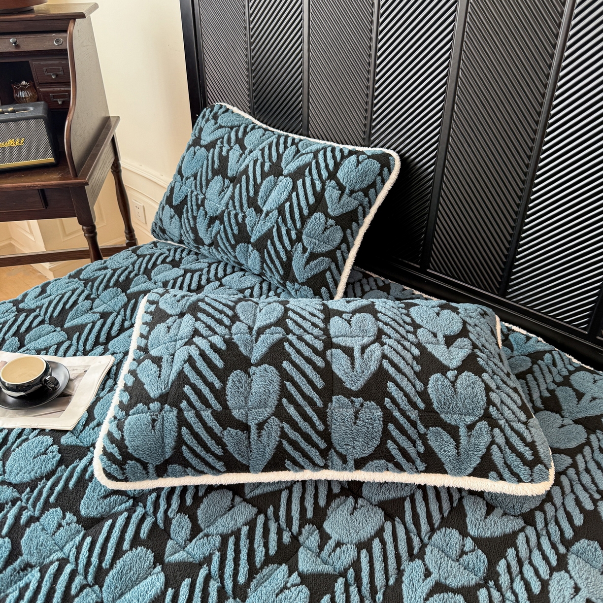 91家纺网 家纺一手货源 找家纺 LIFE.丽芙 2025秋冬新款色纱提花舒棉绒加厚夹棉单床笠款床垫子保护套保暖床罩子三件套 郁金香-蓝灰