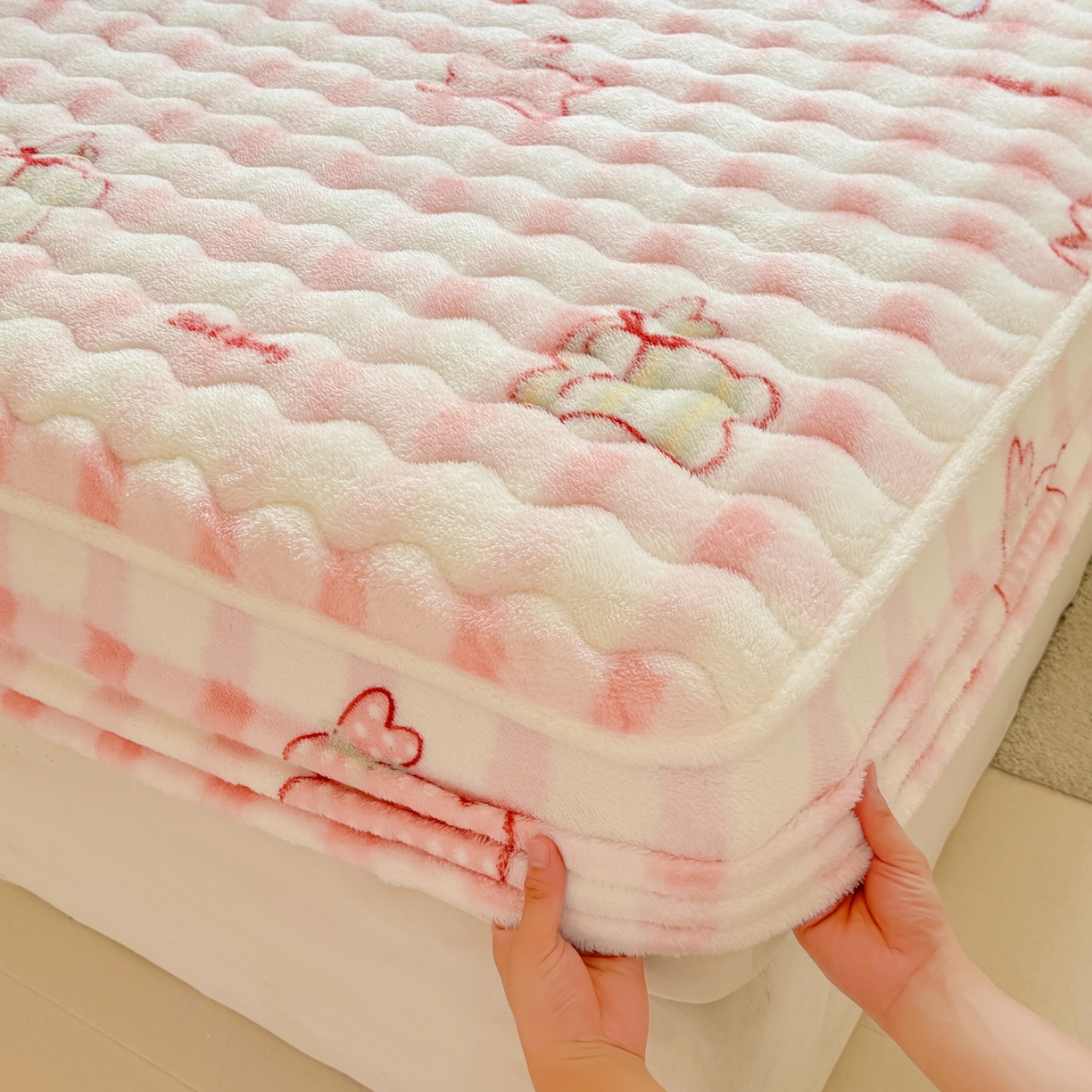 91家纺网 家纺一手货源 找家纺 LIFE.丽芙 2025秋冬新款北极绒加厚夹棉单床笠款床垫子保护套牛奶绒保暖床罩子三件套 意趣-粉