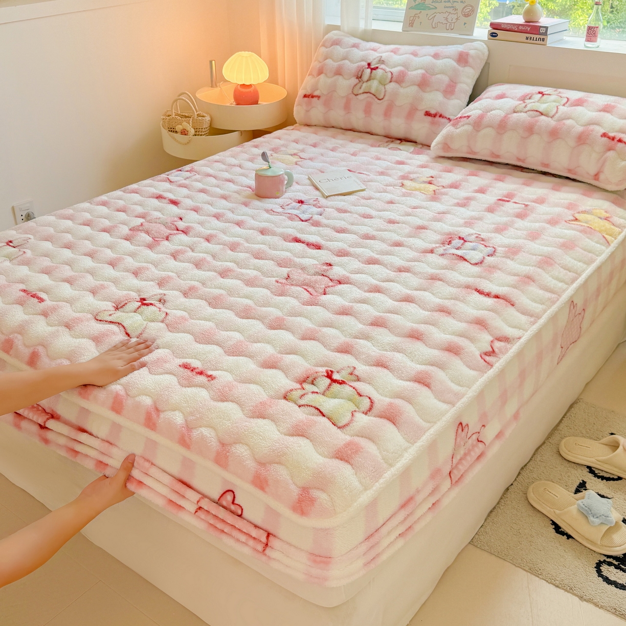 91家纺网 家纺一手货源 找家纺 LIFE.丽芙 2025秋冬新款北极绒加厚夹棉单床笠款床垫子保护套牛奶绒保暖床罩子三件套 意趣-粉