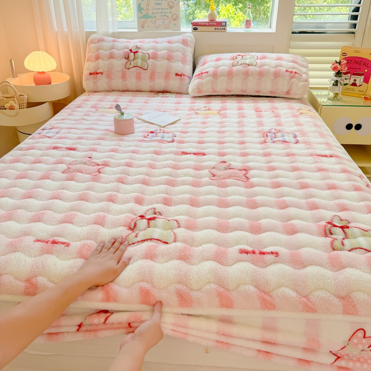 91家纺网 家纺一手货源 找家纺 LIFE.丽芙 2025秋冬新款北极绒加厚夹棉单床笠款床垫子保护套牛奶绒保暖床罩子三件套 意趣-粉