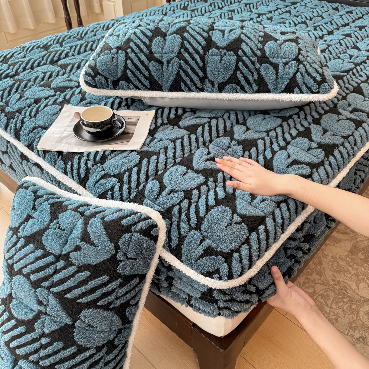 91家纺网 家纺一手货源 找家纺 LIFE.丽芙 2025秋冬新款色纱提花舒棉绒加厚夹棉单床笠款床垫子保护套保暖床罩子三件套 郁金香-蓝灰