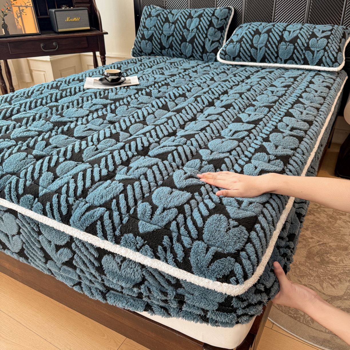 91家纺网 家纺一手货源 找家纺 LIFE.丽芙 2025秋冬新款色纱提花舒棉绒加厚夹棉单床笠款床垫子保护套保暖床罩子三件套 郁金香-蓝灰