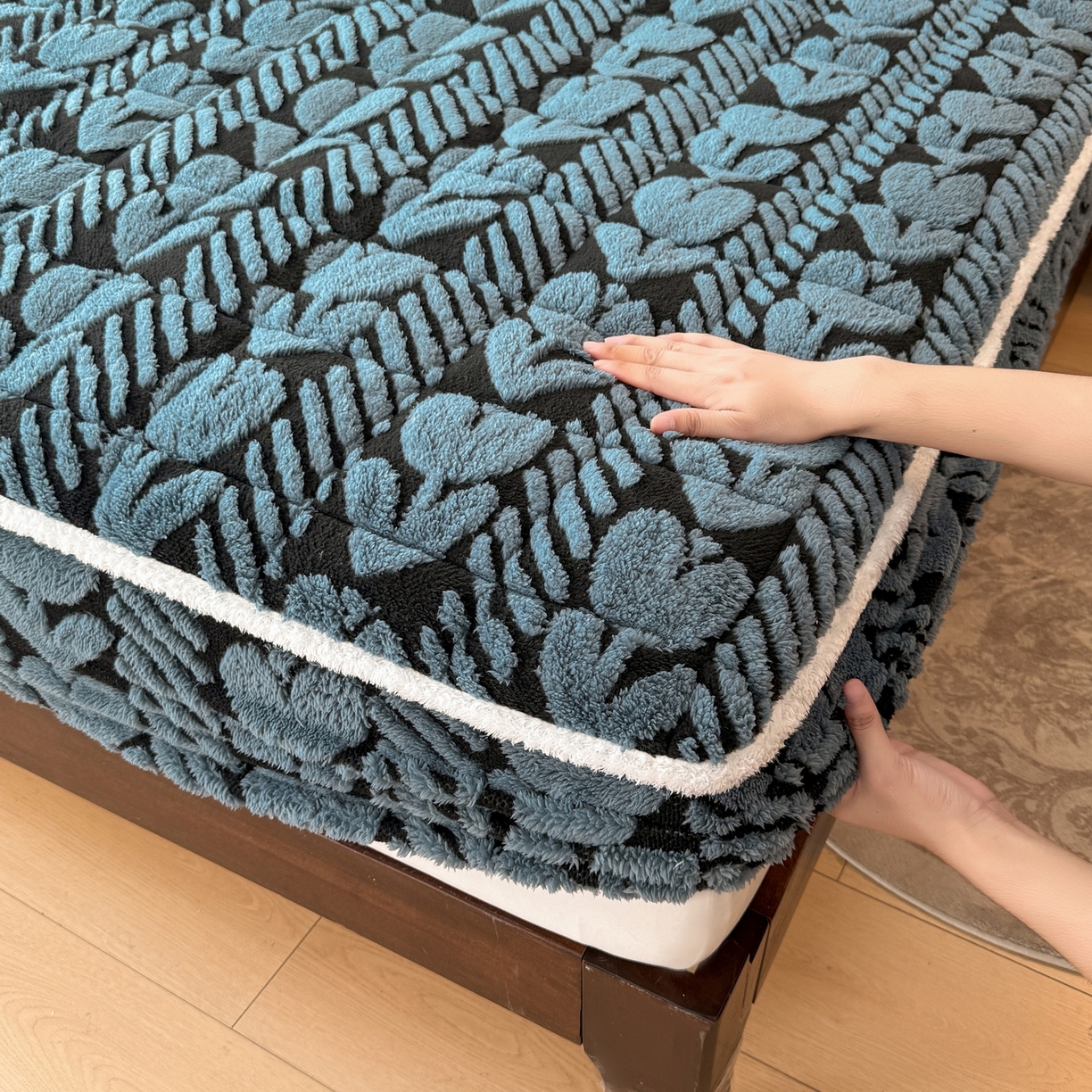 91家纺网 家纺一手货源 找家纺 LIFE.丽芙 2025秋冬新款色纱提花舒棉绒加厚夹棉单床笠款床垫子保护套保暖床罩子三件套 郁金香-蓝灰