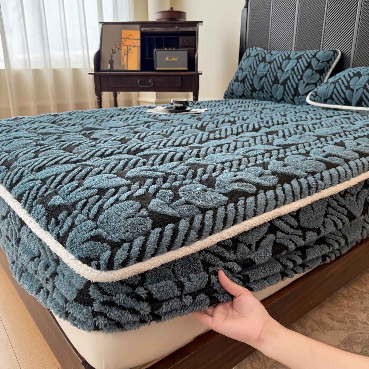 91家纺网 家纺一手货源 找家纺 LIFE.丽芙 2025秋冬新款色纱提花舒棉绒加厚夹棉单床笠款床垫子保护套保暖床罩子三件套 郁金香-蓝灰