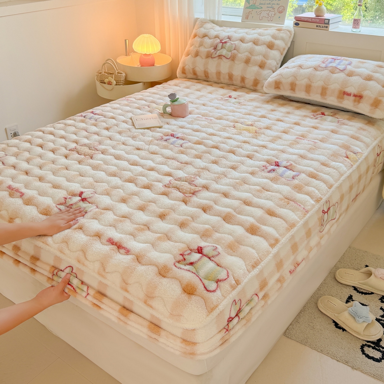 91家纺网 家纺一手货源 找家纺 LIFE.丽芙 2025秋冬新款北极绒加厚夹棉单床笠款床垫子保护套牛奶绒保暖床罩子三件套 意趣-咖