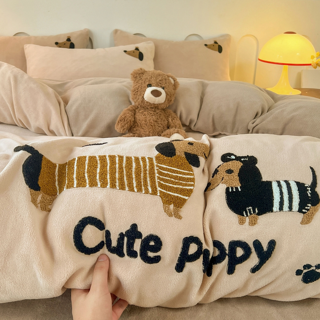 91家纺网 家纺一手货源 找家纺 （总）义博家纺 2025新款高克重牛奶绒大版卡通毛巾绣床单床笠四件套