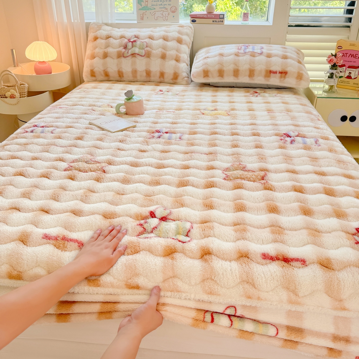 91家纺网 家纺一手货源 找家纺 LIFE.丽芙 2025秋冬新款北极绒加厚夹棉单床笠款床垫子保护套牛奶绒保暖床罩子三件套 意趣-咖