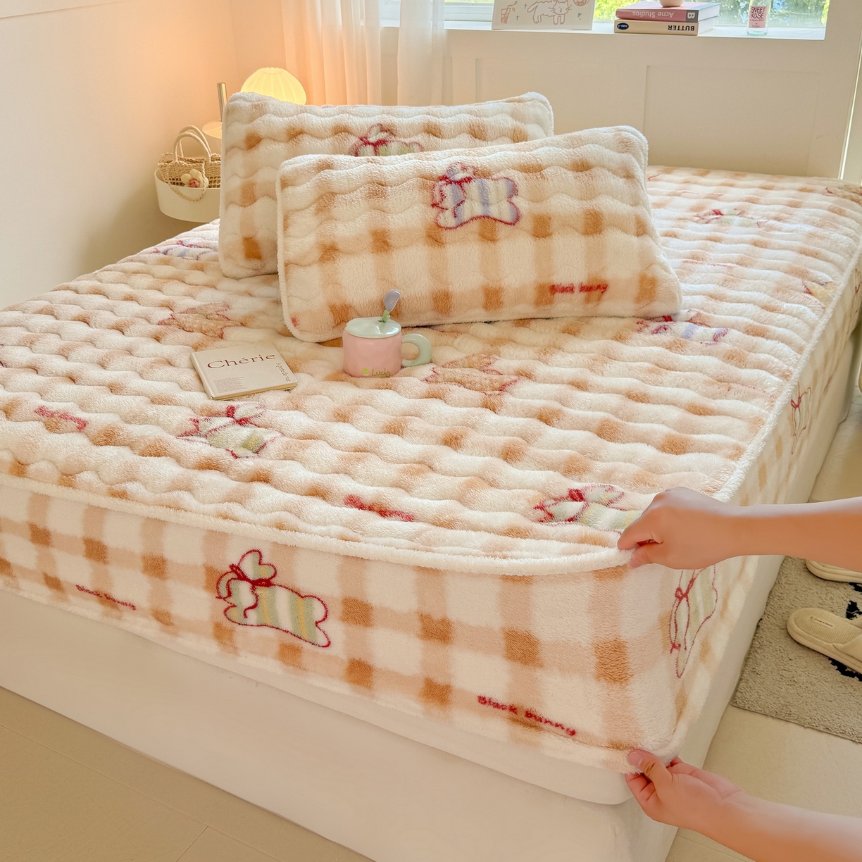 91家纺网 家纺一手货源 找家纺 LIFE.丽芙 2025秋冬新款北极绒加厚夹棉单床笠款床垫子保护套牛奶绒保暖床罩子三件套 意趣-咖