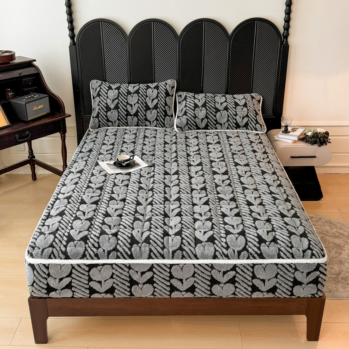 91家纺网 家纺一手货源 找家纺 LIFE.丽芙 2025秋冬新款色纱提花舒棉绒加厚夹棉单床笠款床垫子保护套保暖床罩子三件套 郁金香-灰色