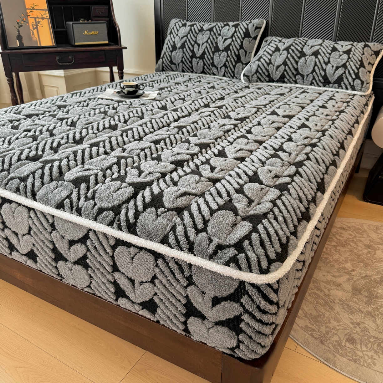 91家纺网 家纺一手货源 找家纺 LIFE.丽芙 2025秋冬新款色纱提花舒棉绒加厚夹棉单床笠款床垫子保护套保暖床罩子三件套 郁金香-灰色