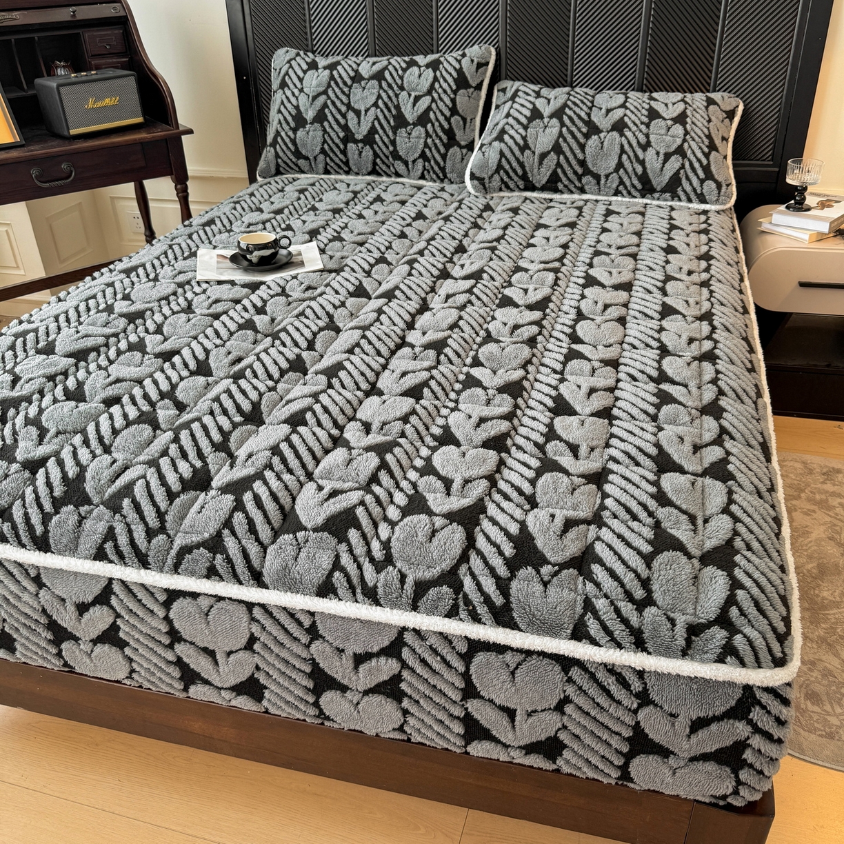 91家纺网 家纺一手货源 找家纺 LIFE.丽芙 2025秋冬新款色纱提花舒棉绒加厚夹棉单床笠款床垫子保护套保暖床罩子三件套 郁金香-灰色