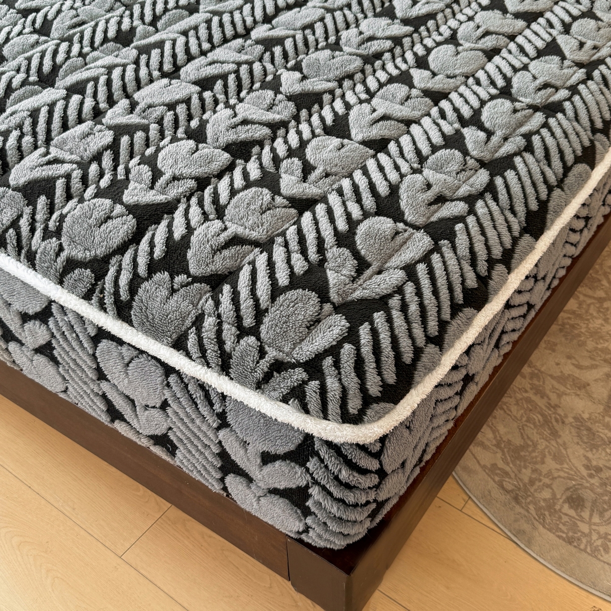 91家纺网 家纺一手货源 找家纺 LIFE.丽芙 2025秋冬新款色纱提花舒棉绒加厚夹棉单床笠款床垫子保护套保暖床罩子三件套 郁金香-灰色