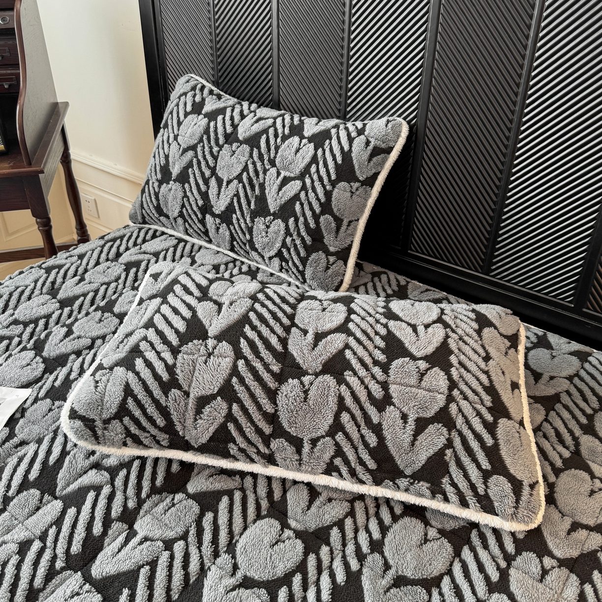 91家纺网 家纺一手货源 找家纺 LIFE.丽芙 2025秋冬新款色纱提花舒棉绒加厚夹棉单床笠款床垫子保护套保暖床罩子三件套 郁金香-灰色