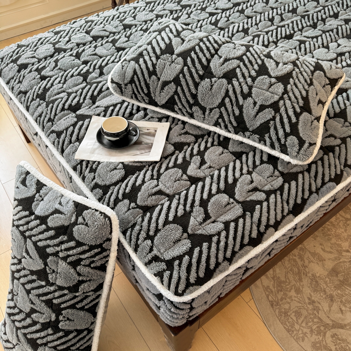 91家纺网 家纺一手货源 找家纺 LIFE.丽芙 2025秋冬新款色纱提花舒棉绒加厚夹棉单床笠款床垫子保护套保暖床罩子三件套 郁金香-灰色