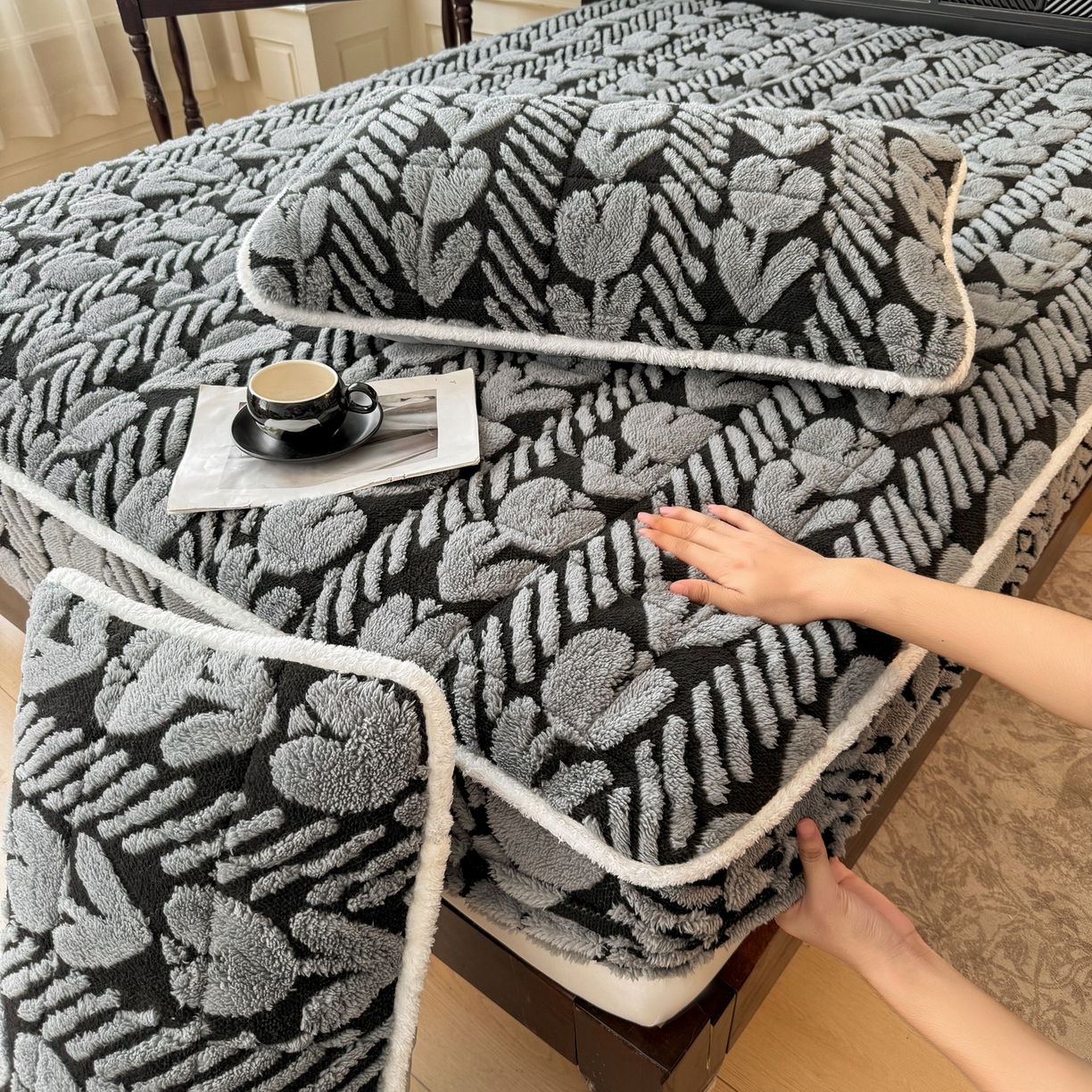 91家纺网 家纺一手货源 找家纺 LIFE.丽芙 2025秋冬新款色纱提花舒棉绒加厚夹棉单床笠款床垫子保护套保暖床罩子三件套 郁金香-灰色