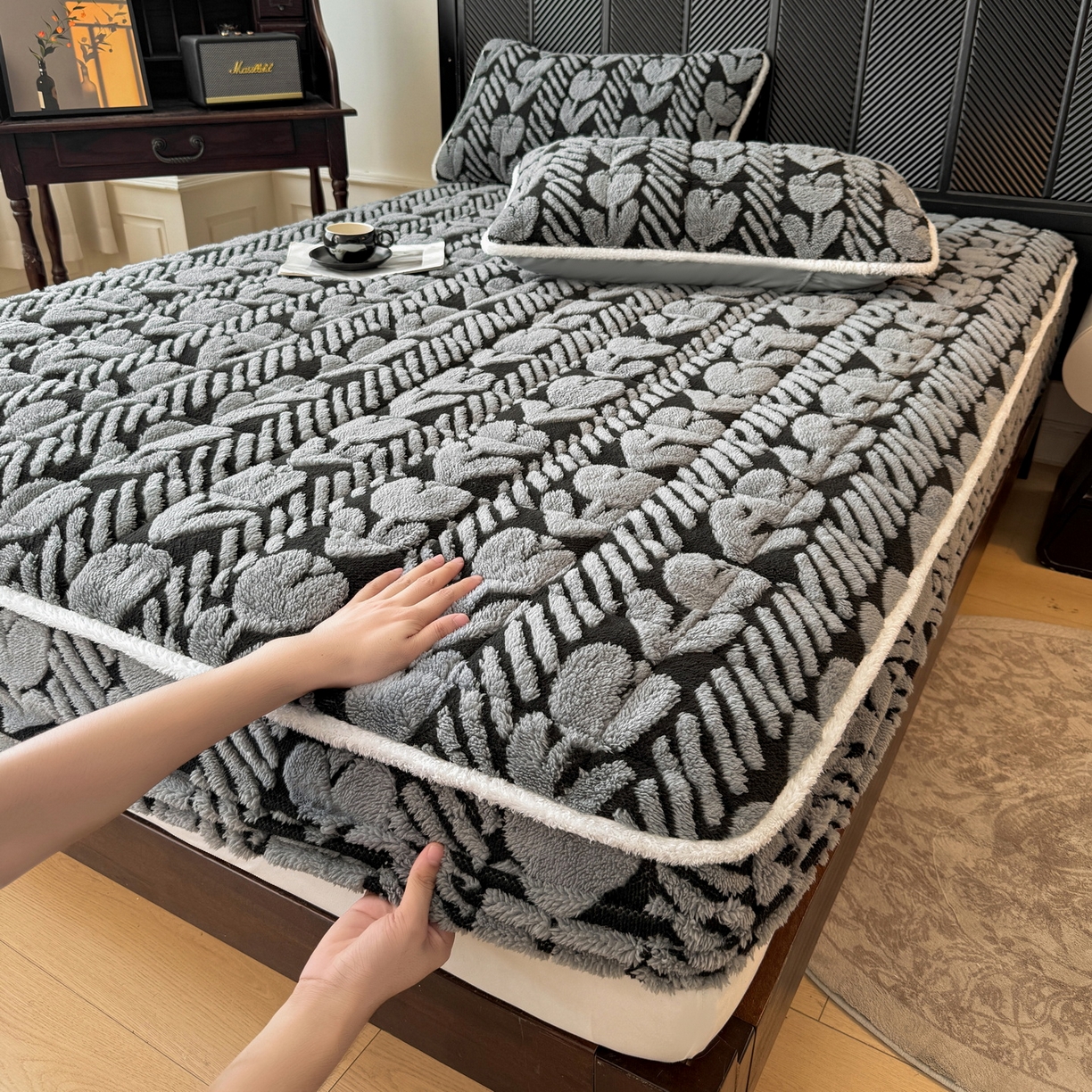 91家纺网 家纺一手货源 找家纺 LIFE.丽芙 2025秋冬新款色纱提花舒棉绒加厚夹棉单床笠款床垫子保护套保暖床罩子三件套 郁金香-灰色