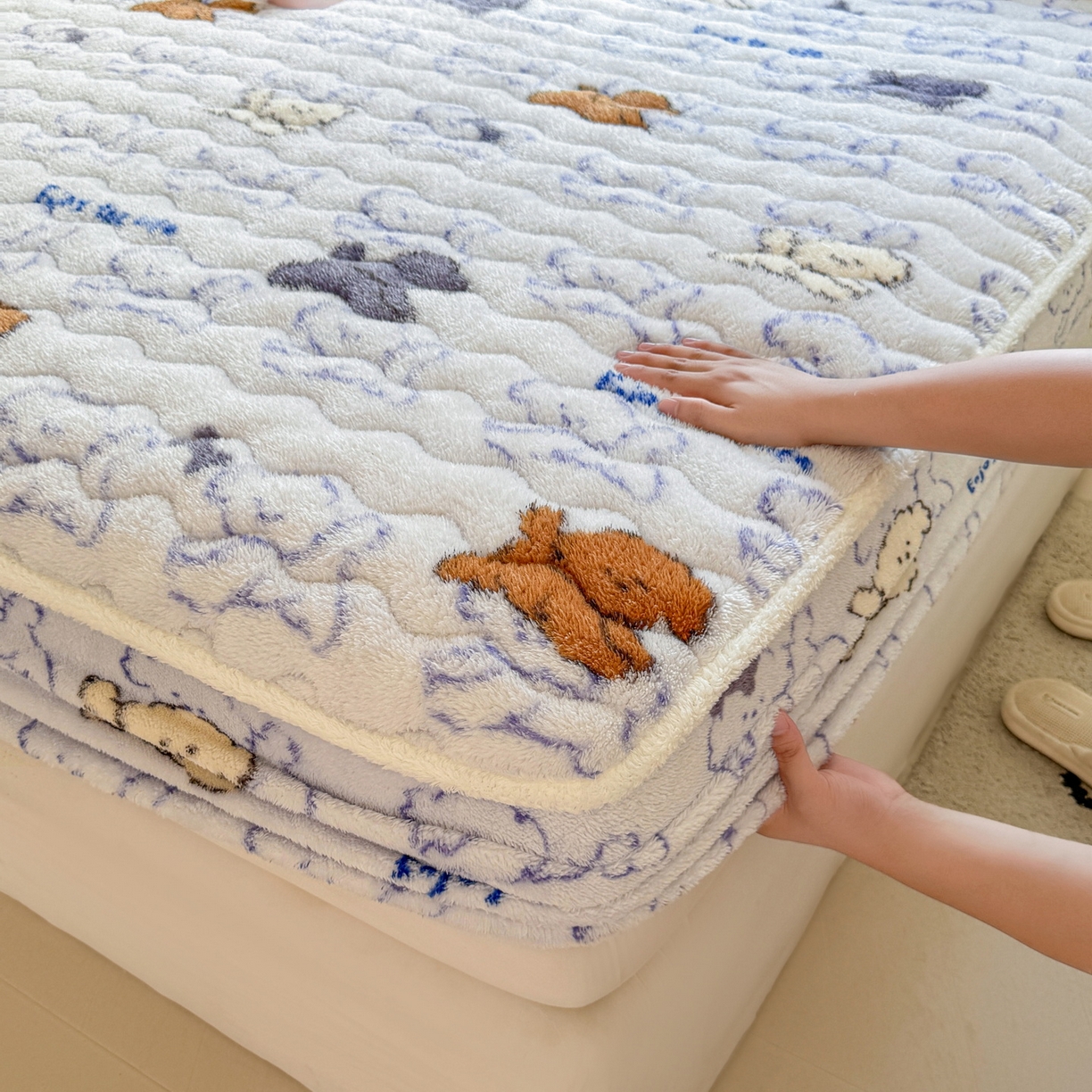 91家纺网 家纺一手货源 找家纺 LIFE.丽芙 2025秋冬新款北极绒加厚夹棉单床笠款床垫子保护套牛奶绒保暖床罩子三件套 追逐-蓝