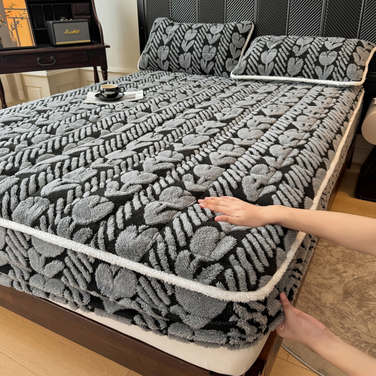 91家纺网 家纺一手货源 找家纺 LIFE.丽芙 2025秋冬新款色纱提花舒棉绒加厚夹棉单床笠款床垫子保护套保暖床罩子三件套 郁金香-灰色