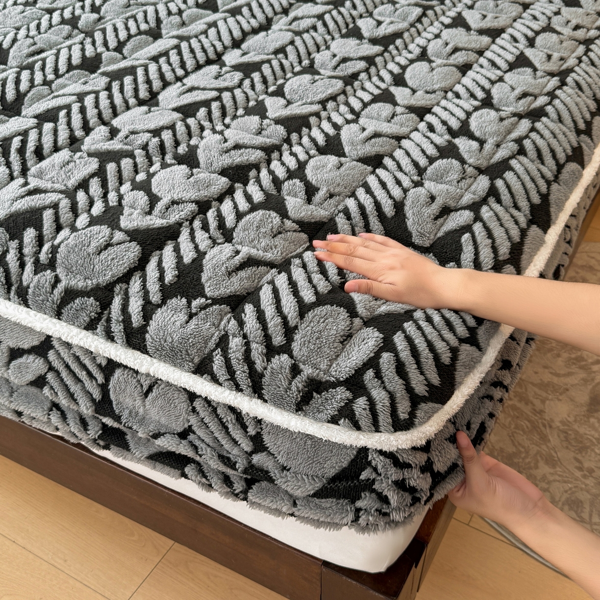 91家纺网 家纺一手货源 找家纺 LIFE.丽芙 2025秋冬新款色纱提花舒棉绒加厚夹棉单床笠款床垫子保护套保暖床罩子三件套 郁金香-灰色