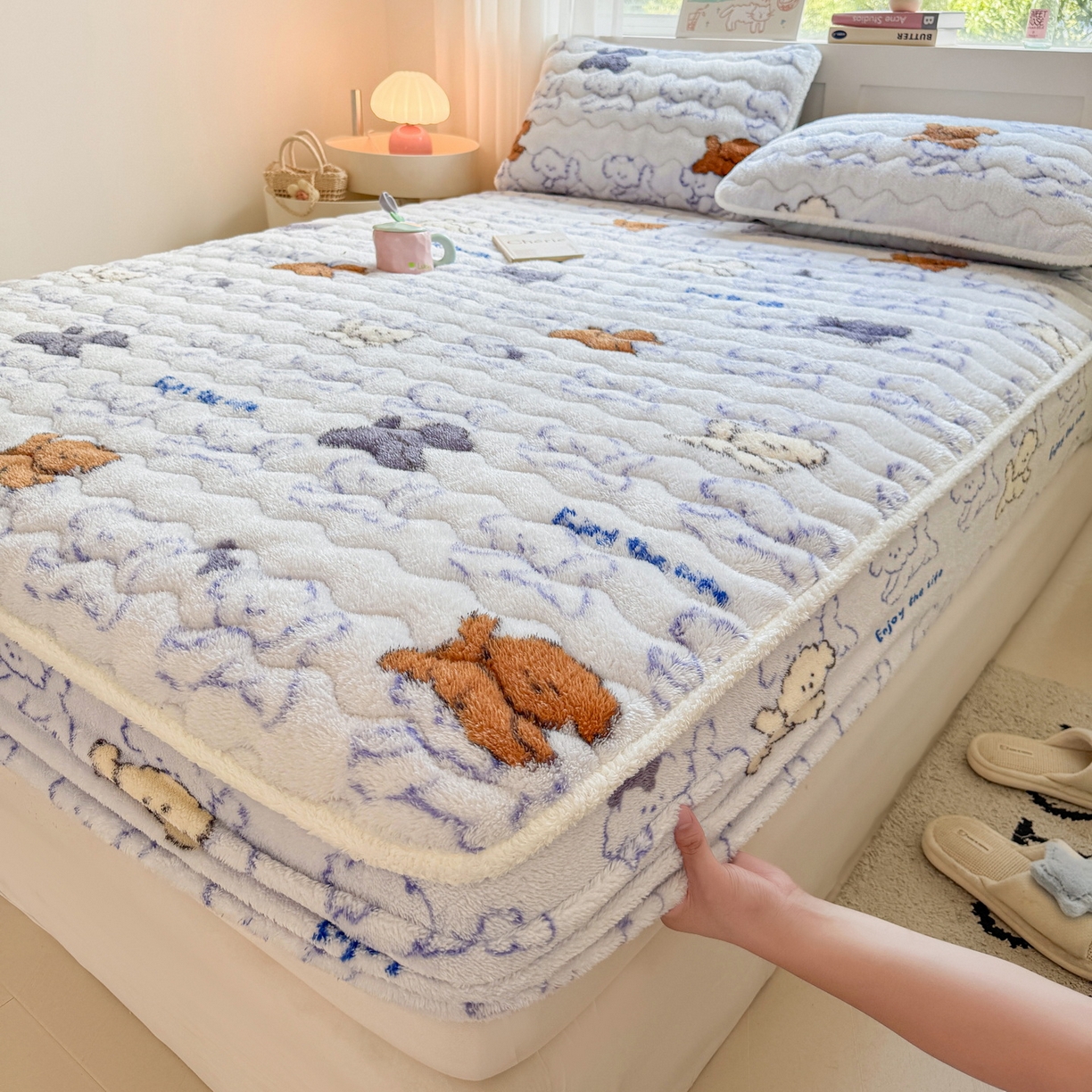 91家纺网 家纺一手货源 找家纺 LIFE.丽芙 2025秋冬新款北极绒加厚夹棉单床笠款床垫子保护套牛奶绒保暖床罩子三件套 追逐-蓝