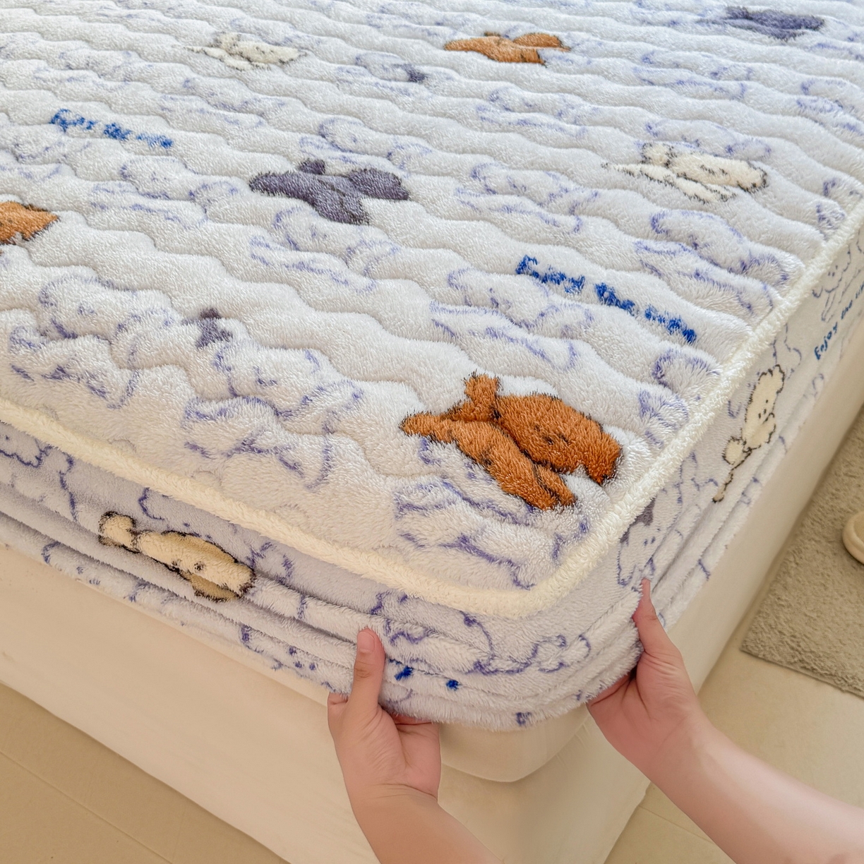 91家纺网 家纺一手货源 找家纺 LIFE.丽芙 2025秋冬新款北极绒加厚夹棉单床笠款床垫子保护套牛奶绒保暖床罩子三件套 追逐-蓝