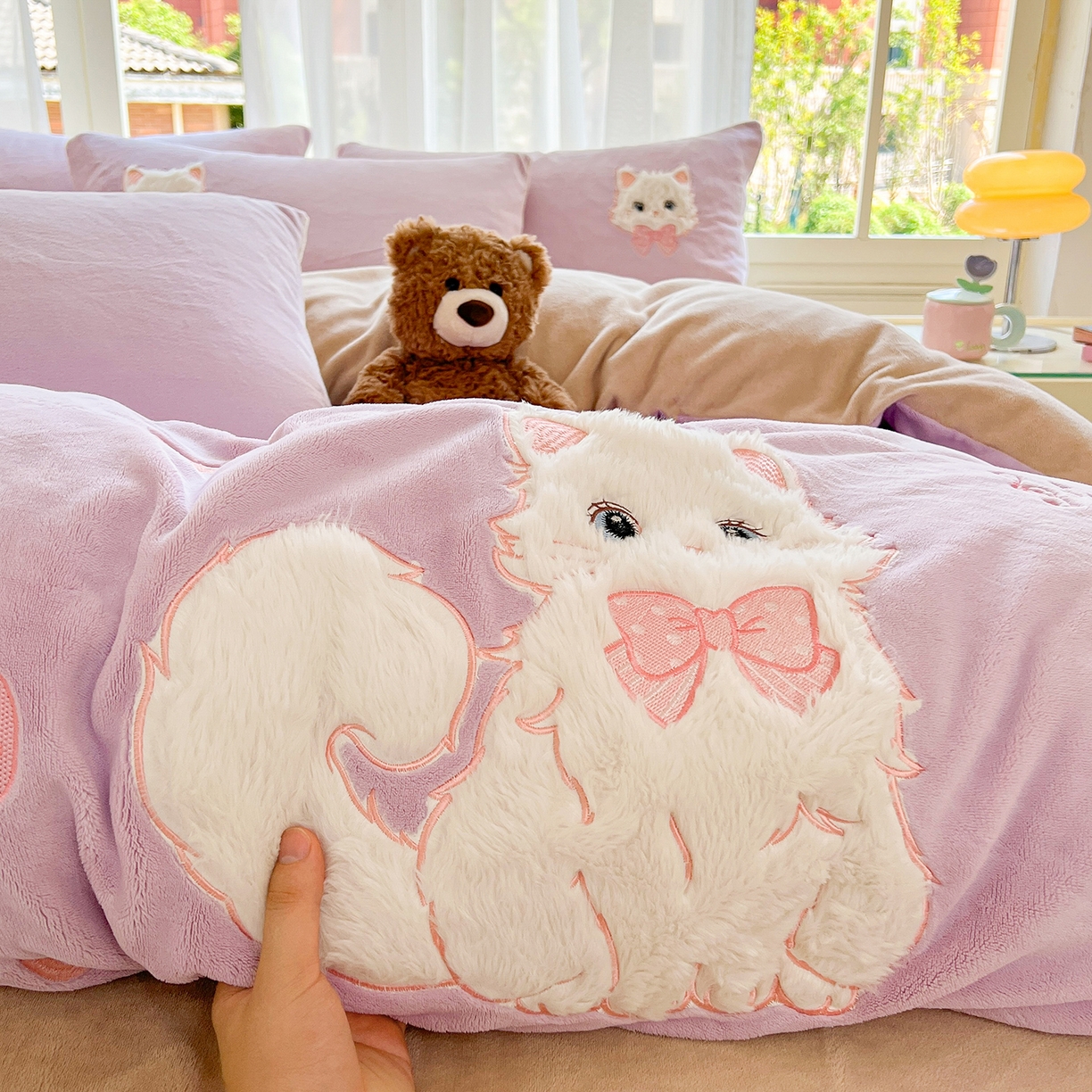 91家纺网 家纺一手货源 找家纺 （总）义博家纺 2025新款高克重大版牛奶绒猫咪贴布绣床单床笠四件套（提供买家秀）