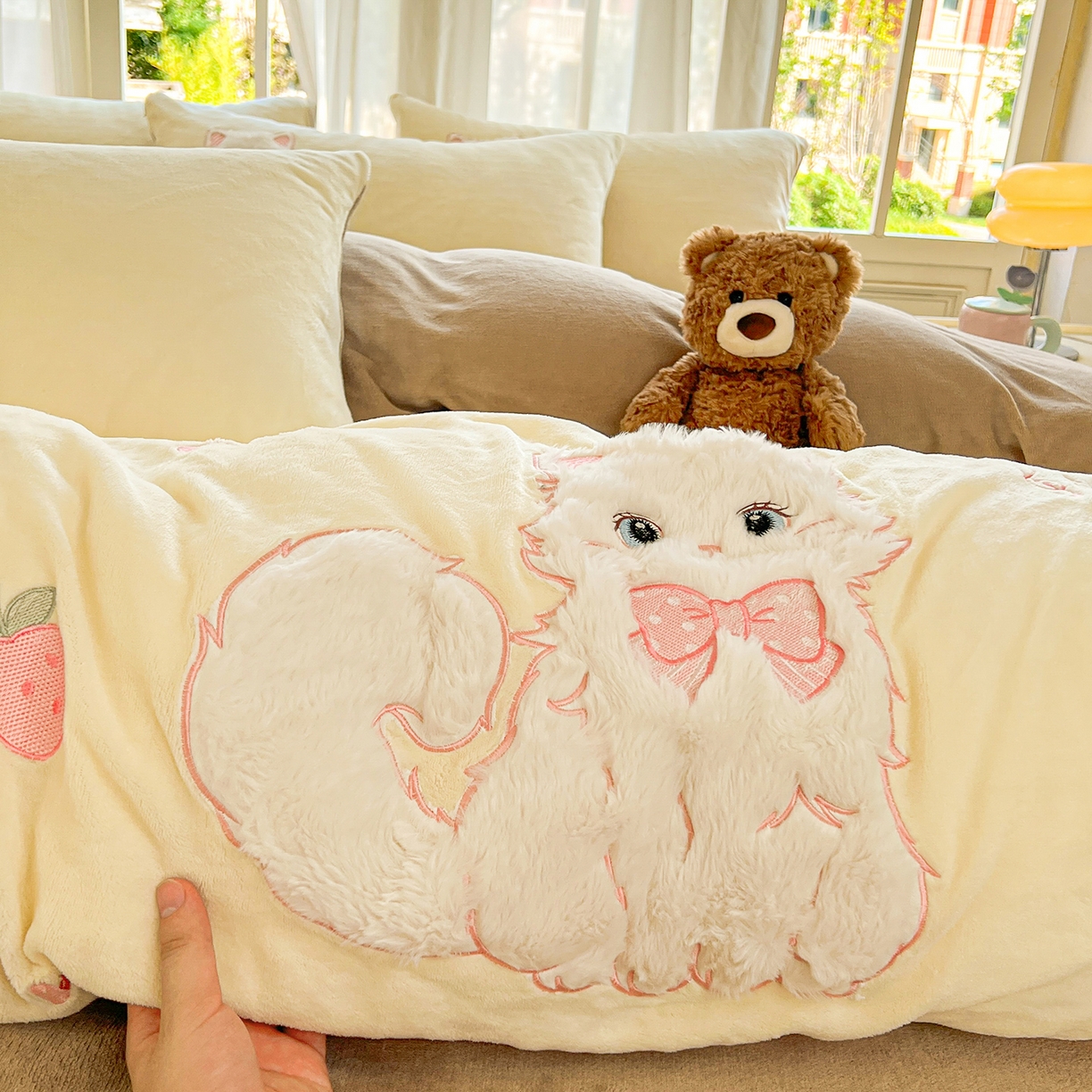 91家纺网 家纺一手货源 找家纺 （总）义博家纺 2025新款高克重大版牛奶绒猫咪贴布绣床单床笠四件套（提供买家秀）